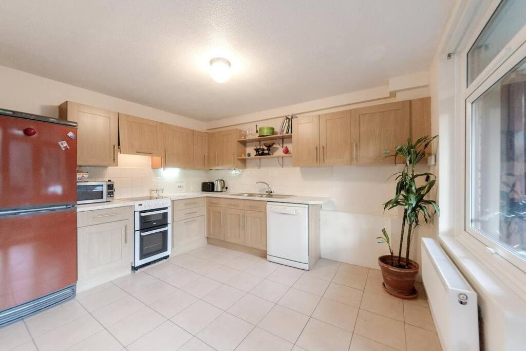 Spacious Two Double Bedroom Flat Лондон Экстерьер фото